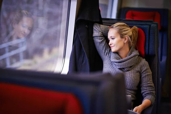 彼女は100万マイルも離れてもまだ旅をしてる魅力的な若い女性が列車で旅をしてる — ストック写真