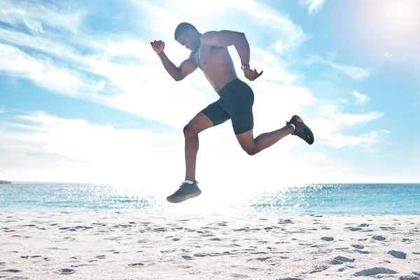フィットネス ランナー 心臓トレーニング トレーニング ウェルネスボディのためのビーチで黒人男性のジャンプ 実行し 強力な選手の焦点とロサンゼルスの海で砂の上をジャンプ — ストック写真