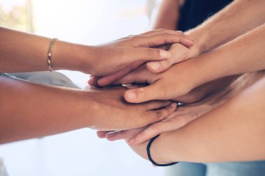 Toplum, destek ve güven elleri zihinsel sağlık, empati ve dayanışma için yakınlaşır arkadaşlar. Saygı, ilgi ve rehabilitasyon. Birliktelik için bir araya gelen bir yığın insan.