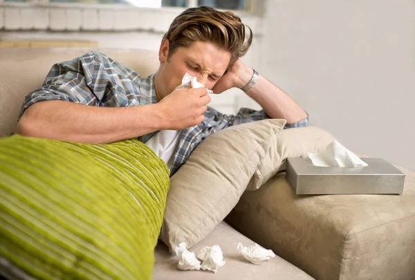 インフルエンザで倒れてる 組織のあるソファに横になってる病人 — ストック写真