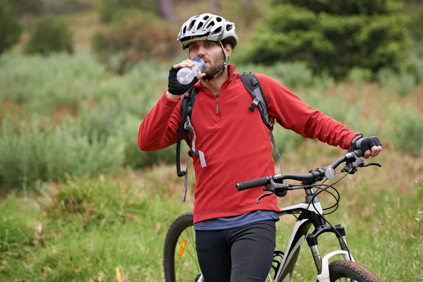 Mantener Calma Atractivo Ciclista Masculino Caminando Junto Bicicleta Mientras Bebe — Foto de Stock