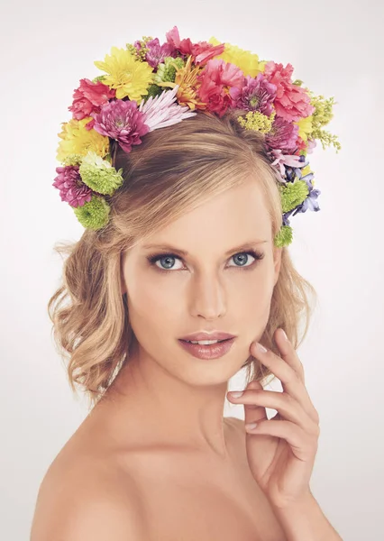 Bahar Tanrıçası Saçında Çiçek Aranjmanıyla Kameraya Gülümseyen Genç Bir Kadın — Stok fotoğraf