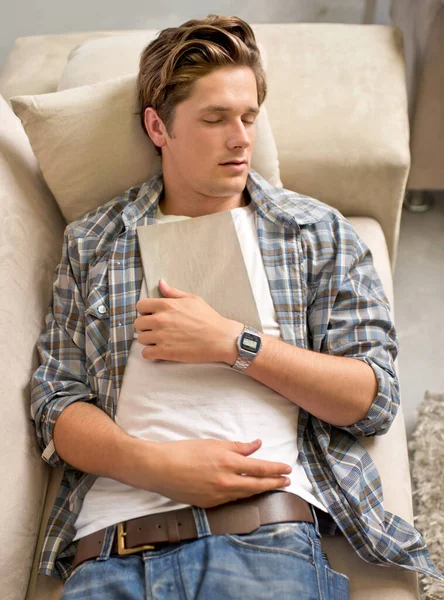 Odpočinek Dobrou Knihou Pohledný Mladý Muž Spí Gauči Zatímco Drží — Stock fotografie