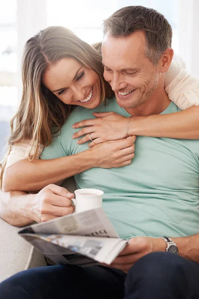 Read Anything Interesting Couple Relaxing Coffee Newspaper Home — Stock Photo, Image