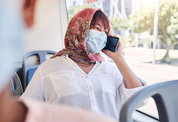 Muçulmana Mulher Telefone Ônibus Máscara Facial Vívida Falando Segurança Viagem — Fotografia de Stock