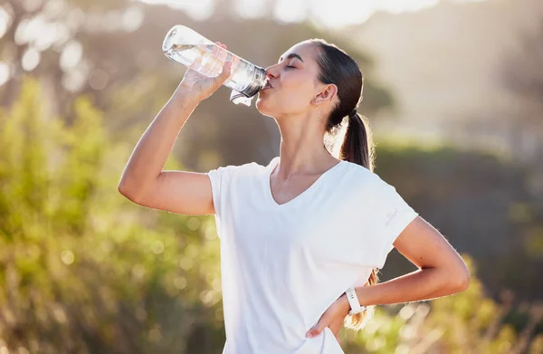 Beber Água Fitness Exercício Mulher Após Corrida Esportiva Treinamento Natureza — Fotografia de Stock