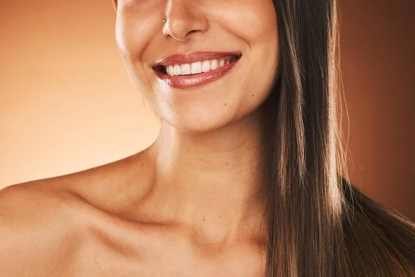 Щаслива Посмішка Жінка Доглядом Волоссям Скінарій Косметичне Лікування Студії Щастя — стокове фото