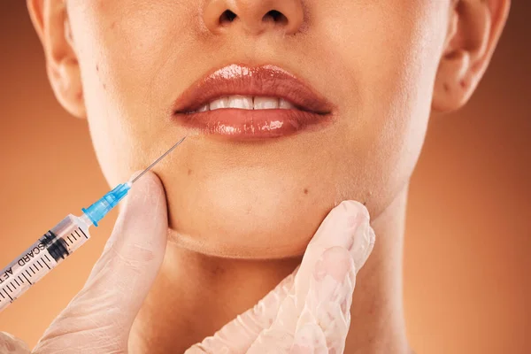 Beauté Lèvres Botox Avec Une Cliente Studio Sur Fond Brun — Photo