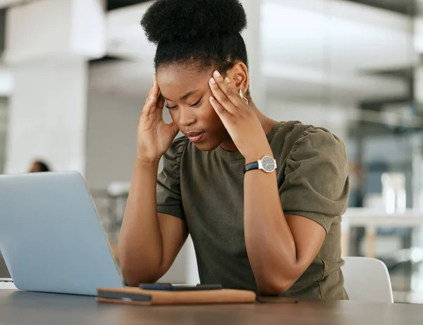 Estrés Dolor Cabeza Mujer Negra Con Portátil Oficina Cansada Agotada —  Fotos de Stock