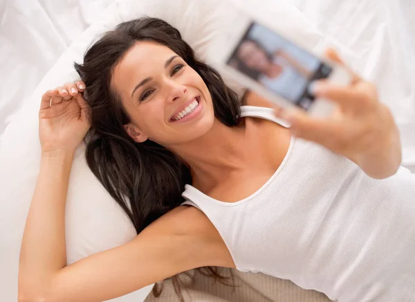 Sabah Selfie Çekiyorum Yatakta Dinlenirken Selfie Çeken Güzel Bir Genç — Stok fotoğraf