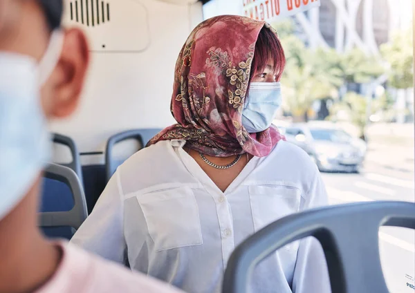 Donna Musulmana Autobus Con Maschera Covid Assistenza Sanitaria Sui Trasporti — Foto Stock