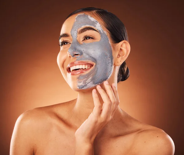 顔のマスクとスキンケアと女性と顔 スタジオの背景に対する化粧品広告で幸せ 天然化粧品 水和で清潔で衛生的な木炭マスク — ストック写真
