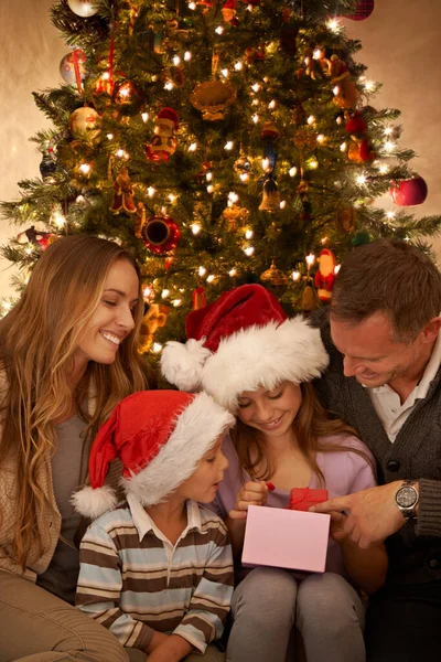 Hora Jingle Bells Alegría Una Niña Recibiendo Regalo Navidad Mientras — Foto de Stock