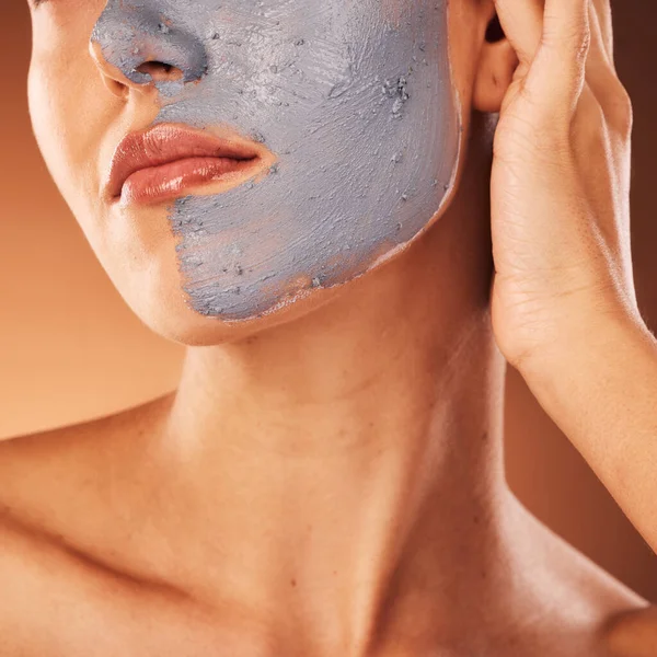 顔のマスク スキンケア 肌のためのセルフケア 健康と健康を行う女性の顔の美しさ 皮膚科 贅沢な粘土製品処理を行うモデルの化粧品クリームをリラックス — ストック写真