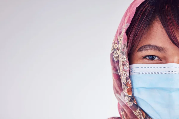 마스크 근육질의 스튜디오 공간에서의 말레이시아의 히잡에 코로나 바이러스 약으로 — 스톡 사진