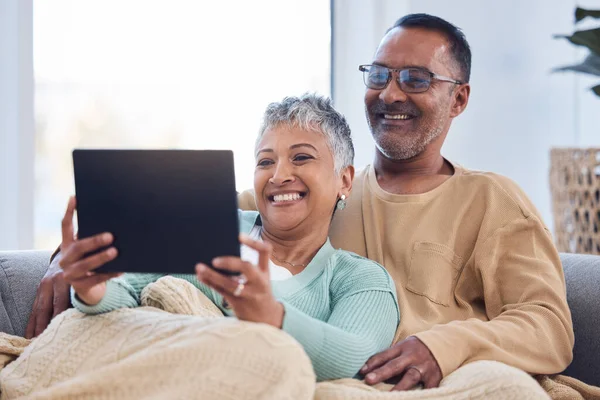 Aşk Yaşlı Çift Tablet Kanepede Sosyal Medyada Internette Birlikte Okuyorlar — Stok fotoğraf