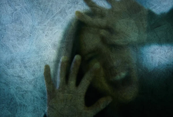 被困和绝望 检疫期间在玻璃墙后面的妇女 — 图库照片