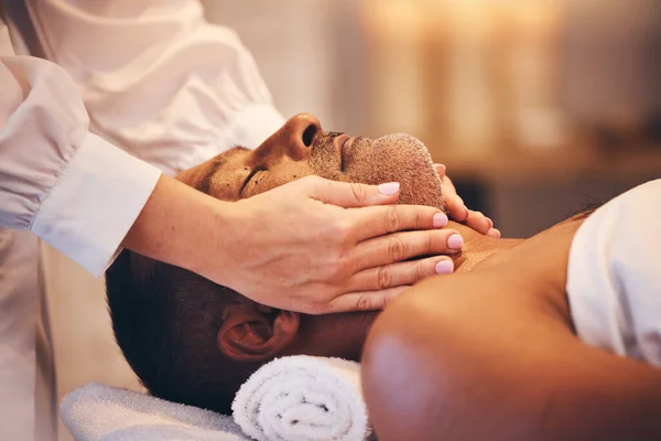 Senior Man Spa Massage Och Huvud För Ansiktsbehandling Salongen För — Stockfoto
