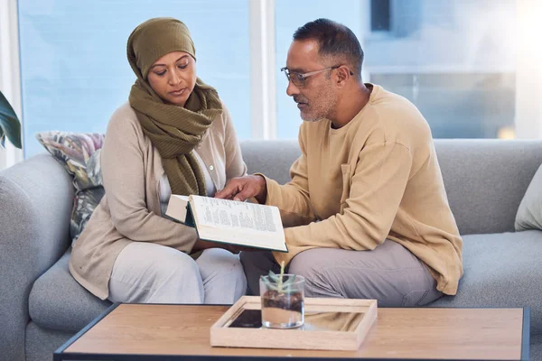 Moslim Paar Bonding Leesboek Heilige Koran Traditionele Gebedskoran Bank Huis — Stockfoto