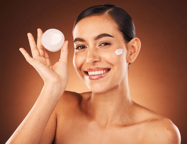 Cream Skincare Και Beauty Woman Studio Πορτρέτο Για Την Προώθηση — Φωτογραφία Αρχείου