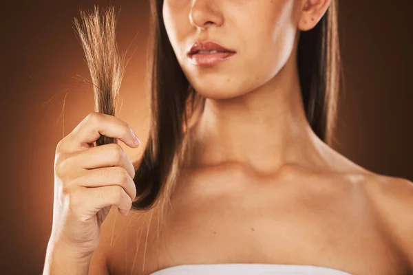 头发问题 失败和女人压力与受损的头发 分叉或糟糕的发型 三分法危机 发难及工作室背景下洗发水对头发丢失或损坏的不满模型 — 图库照片