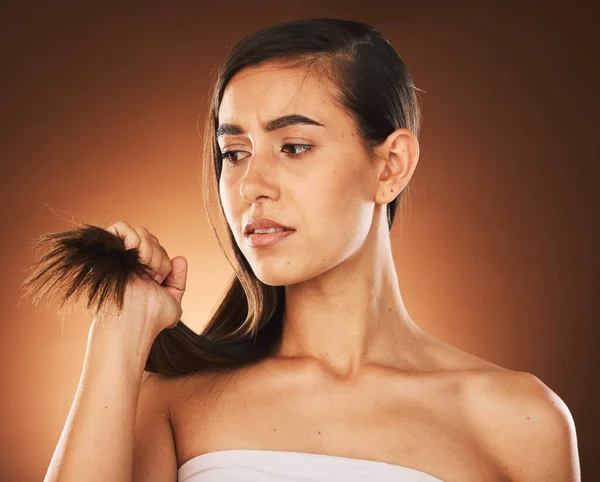 角蛋白和治疗与模特妇女在工作室褐色背景的损害或分裂的末端 美容院 理发店和洗发水 与沮丧的女性一起受苦或因她的发型而烦恼 — 图库照片