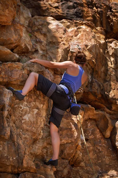 Συνέχισε Γίνει Μια Νεαρή Γυναίκα Σκαρφαλώνει Μια Βουνοπλαγιά — Φωτογραφία Αρχείου