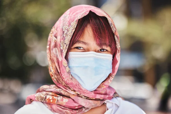 Muçulmano Vívido Mulher Máscara Facial Para Conformidade Segurança Uma Cidade — Fotografia de Stock