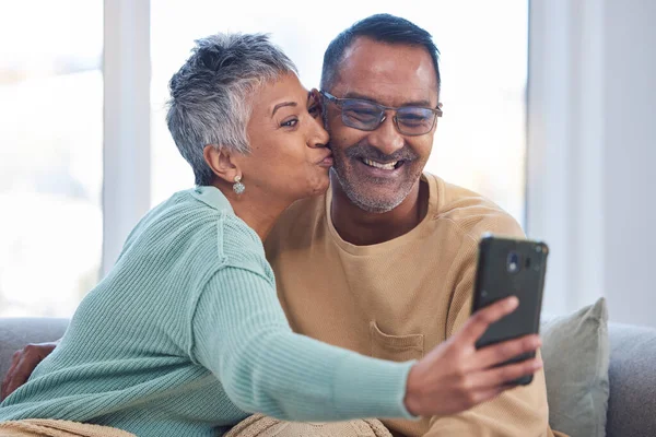 Telefon Selfie Öpüşme Yaşlı Bir Çiftle Evlerinin Oturma Odasında Fotoğraf — Stok fotoğraf