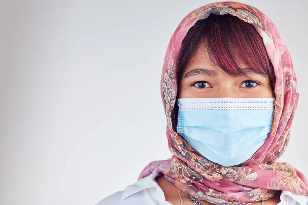 Musulmano Vigliacco Volto Donna Hijab Sfondo Grigio Studio Coronavirus Sicurezza — Foto Stock