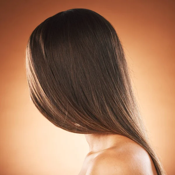 在角蛋白治疗营销 巴西矫直广告或自我护理的橙色工作室背景下的女性 纹理或发型 模特头像 黑发美感或造型背景 — 图库照片