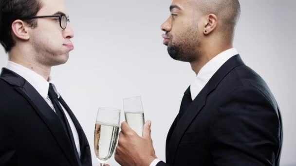Άνδρες Σαμπάνια Και Συγκινητικά Χείλη Για Κουτσομπολιά Ομιλίες Και Κωμικές — Αρχείο Βίντεο