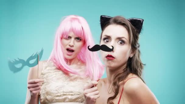 Halloween Party Kobiety Tańczą Studio Kostiumem Modą Zabawą Niebieskim Tle — Wideo stockowe