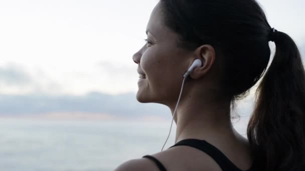 Vrolijke Vrouw Fitness Motivatie Het Strand Sportvakantie Mindfulness Voor Een — Stockvideo