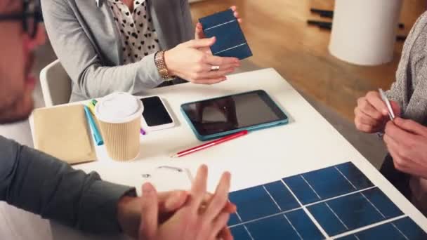 Gente Negocios Prototipo Diseño Paneles Solares Reunión Equipo Diseño Estrategia — Vídeo de stock