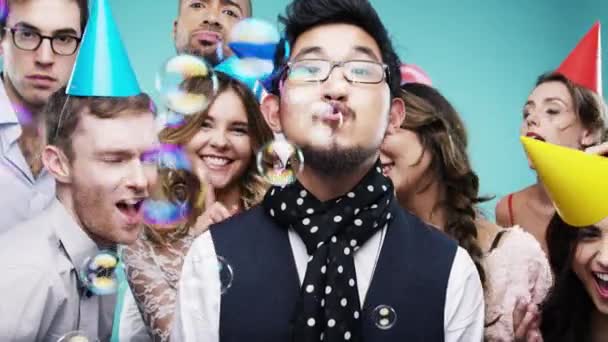 Fiesta Amigos Burbujas Para Retrato Cómico Mientras Bailas Una Fiesta — Vídeo de stock
