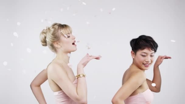 Boda Danza Damas Honor Locas Con Confeti Para Celebración Fiesta — Vídeo de stock