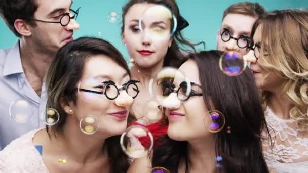 Amigos Fiesta Fotomatón Cómico Con Burbujas Gafas Divertidas Para Celebrar — Vídeo de stock