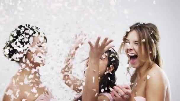 Feliz Aniversário Dança Amigos Estúdio Com Confete Celebração Evento Social — Vídeo de Stock