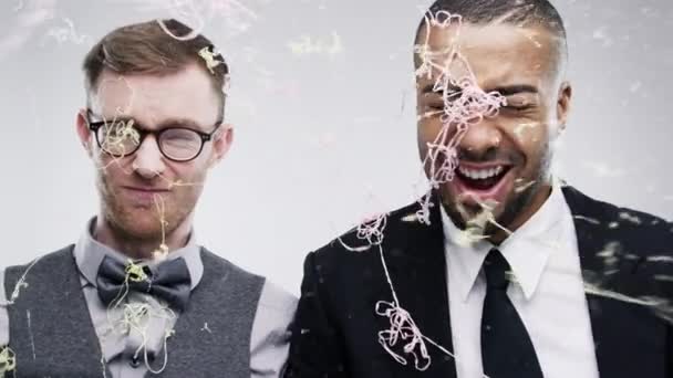 Bruiloft Bruidegom Getuige Met Confetti Spray Studio Een Grijze Achtergrond — Stockvideo