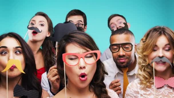 一群蓝色背景的朋友 舞蹈和派对道具在工作室里 多样性 面具和滑稽 滑稽或疯狂面部伪装的人一起庆祝节日和在社交活动中跳舞 — 图库视频影像