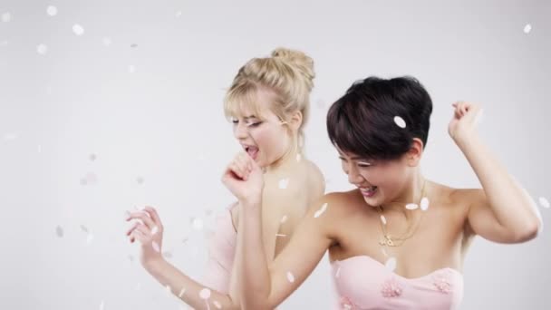 Danse Confettis Femmes Amis Studio Amusant Isolé Sur Fond Gris — Video