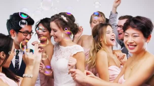 Menari Merayakannya Dengan Pernikahan Teman Pesta Dengan Energi Yang Menyenangkan — Stok Video