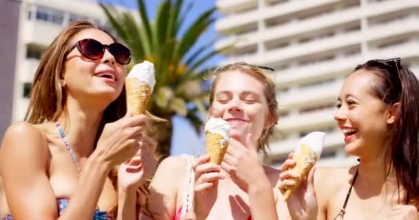 Amigos Mujeres Helados Ciudad Para Verano Vacaciones Viajes Con Felicidad — Vídeos de Stock