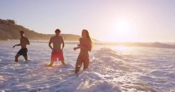 Amigos Felizes Nadando Praia Salpicos Água Ondas Para Férias Verão — Vídeo de Stock