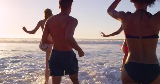 Bieganie Wolność Lato Przyjaciółmi Plaży Dla Towarzyskich Podróży Wody Splash — Wideo stockowe