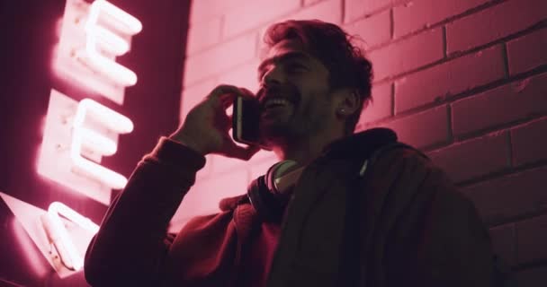 Чоловік Телефонний Дзвінок Ніч Місті Спілкування Посмішки Язку Відкритому Повітрі — стокове відео