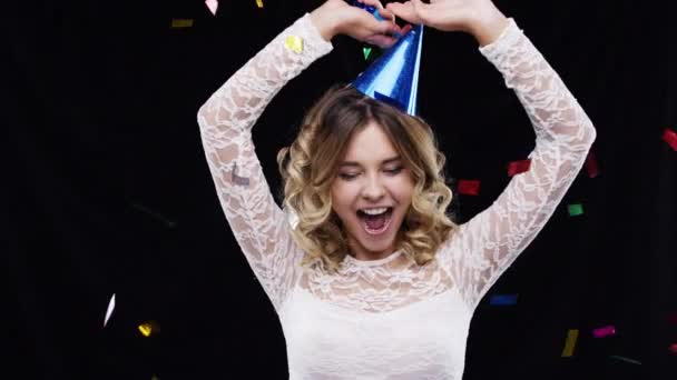 축하의 모자와 에너지에 스튜디오 배경을 Confetti 행복하고 생일을 축하하고 춤추고 — 비디오