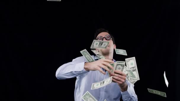 Οικονομικά Νικητής Και Άνθρωπος Ρίχνει Χρήματα Δολάρια Για Τον Εορτασμό — Αρχείο Βίντεο