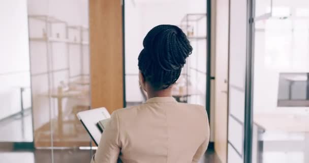 为了管理上的成功 公司的获奖者或快乐的员工 在办公室里带着微笑的黑人女性的企业形象 大拇指和肖像 非洲女商人 企业家成就和自豪地走路 — 图库视频影像